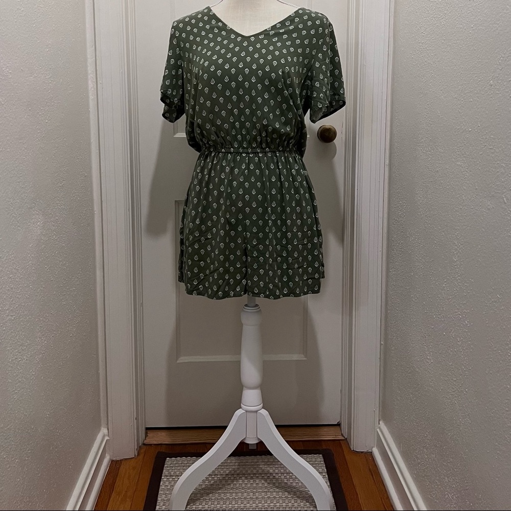 NWOT Old Navy Shortsleeved Woven Romper Shorts Olive Combo Small